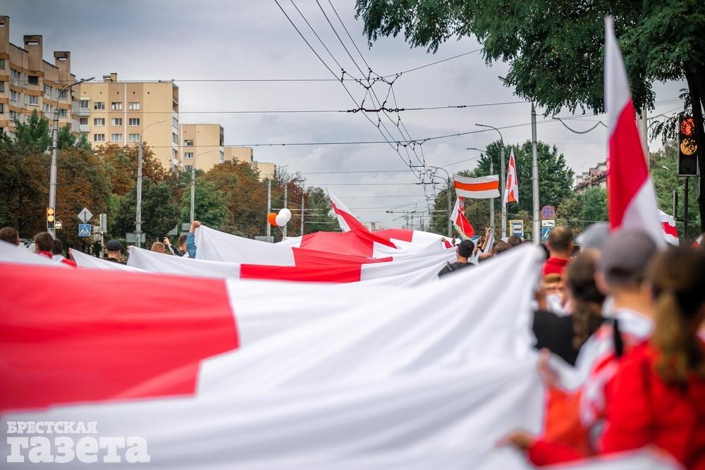 Огромный бело-красно-белый флаг на марше брестчан 23 августа 2020 года