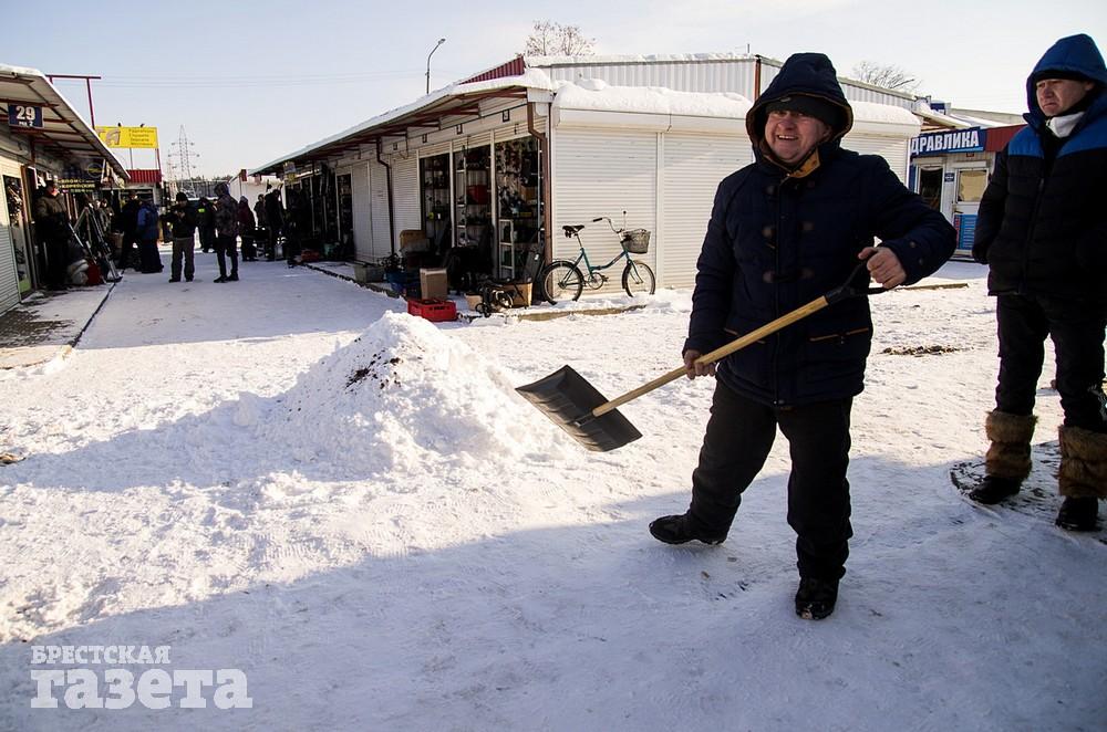 Торговля на брестском авторынке в большой мороз. Фото: , "Брестская газета"