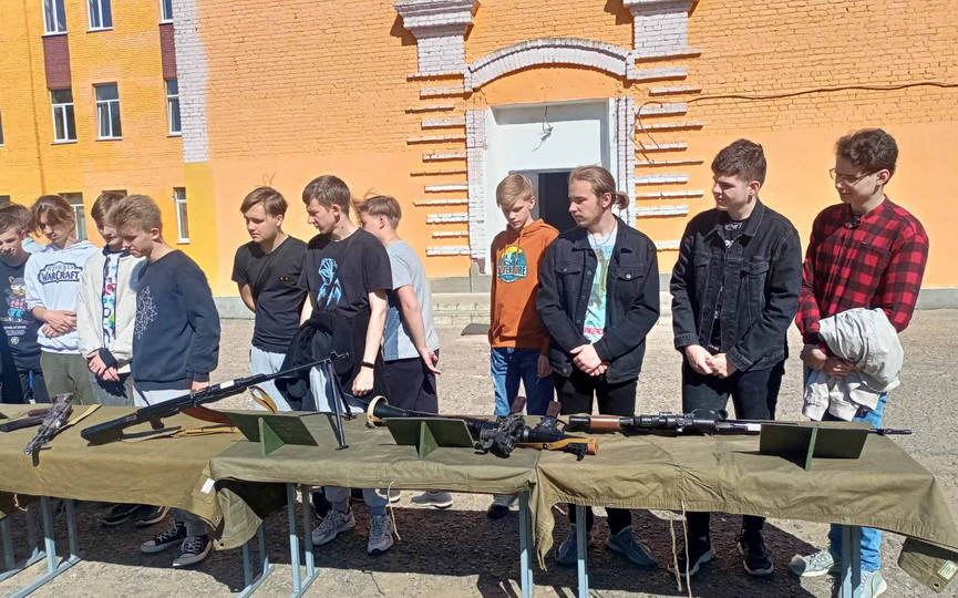Учащихся средних школ г. Барановичи рассматривают оружие в 85-ой бригаде связи (линейная). Фото: nashkraj.by.