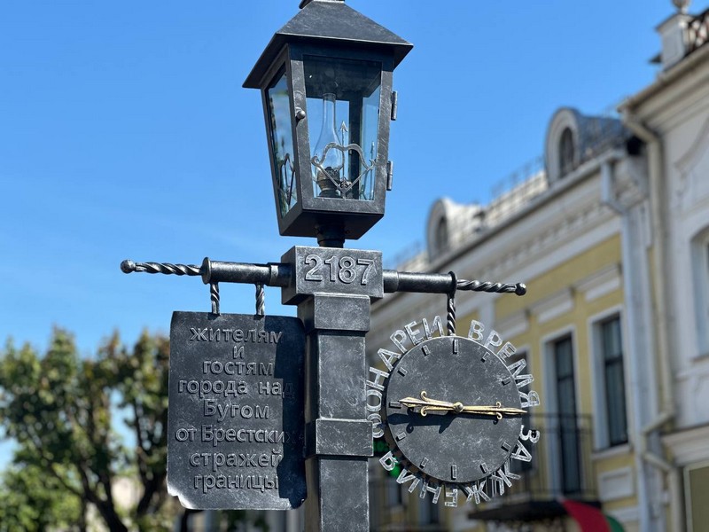 Новый фонарь пограничников в Бресте на улице Советской