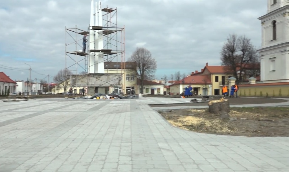 Территория возле обелиска Победы в Пинске после реконструкции. Фото: media-polesye.com.