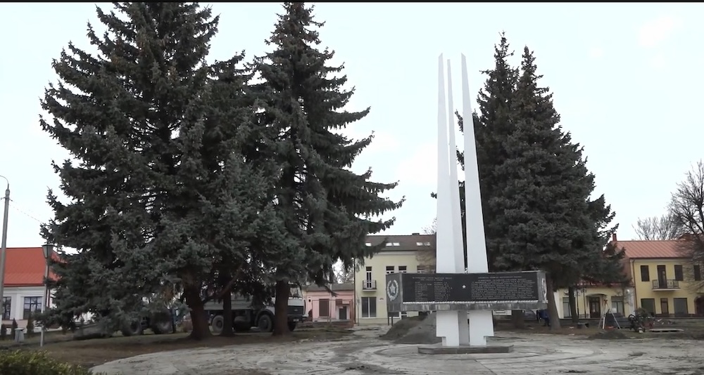 Голубые ели возле обелиска Победы в Пинске до реконструкции. Фото: media-polesye.com.