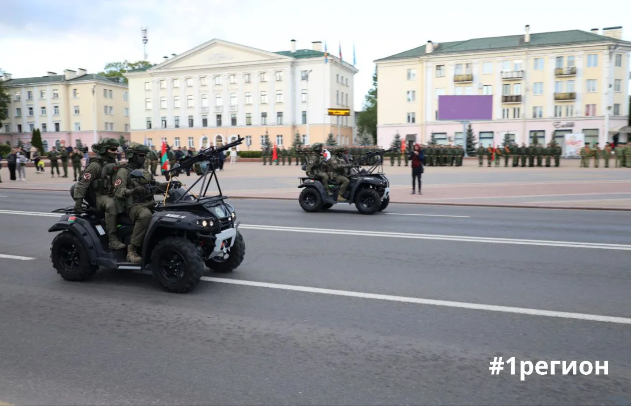 Военная техника во время репетиции парада ко Дню Победы на площади Ленина в Бресте. Фото: #1регион.