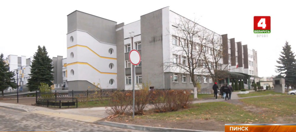 Вид на Пинскую детскую больницу (слева) и поликлинику (справа). Скриншот видео