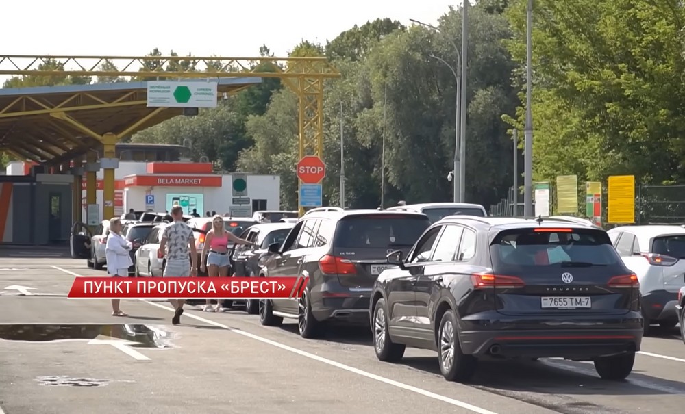 Автомобили в очереди внутри пункта пропуска «Брест». Скриншот видео СТВ