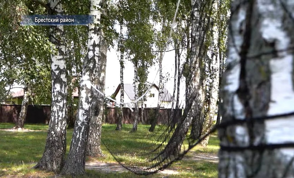 Импровизированная спортивная площадка в Малых Мотыкалах. Скриншот видео