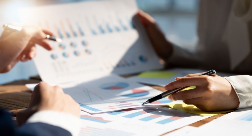 Мужчина и женщина обсуждают статистику.