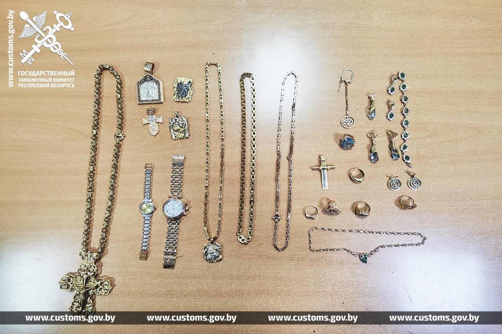 Драгоценности, которые везла украинка. Фото: ГТК