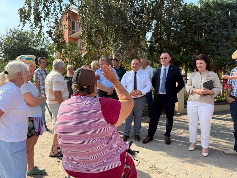 Жители Березовки на встрече с чиновниками. Фото из телеграм-канала Брестского горисполкома