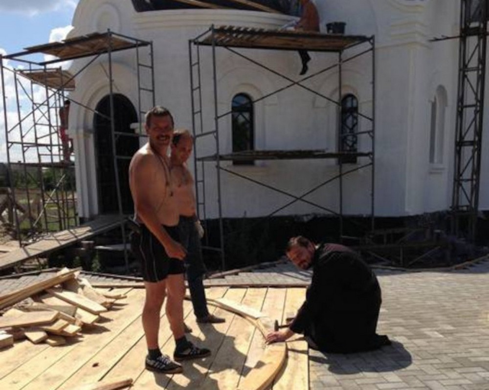 Олег Кинев (слева) на строительстве храма в Гомельской области. Фото из соцсетей