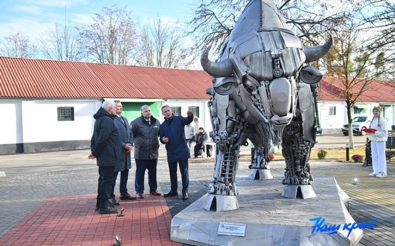Скульптура зубра на заводе в Барановичах. Фото: «Наш край»