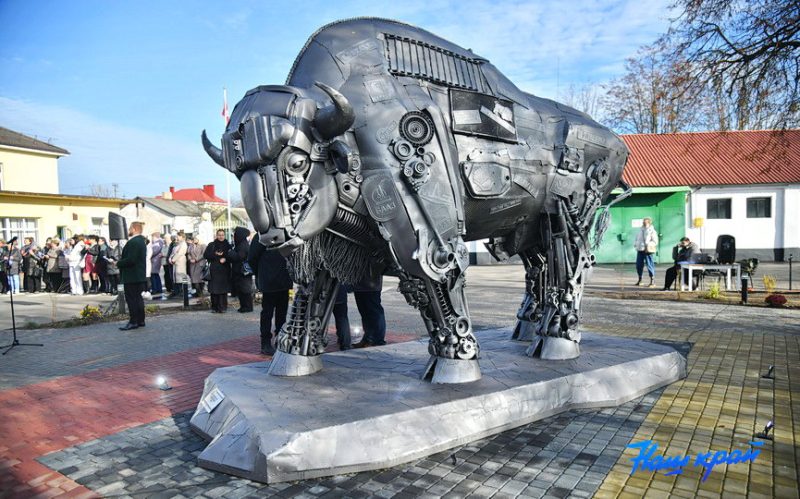 Скульптура зубра на заводе в Барановичах. Фото: «Наш край»