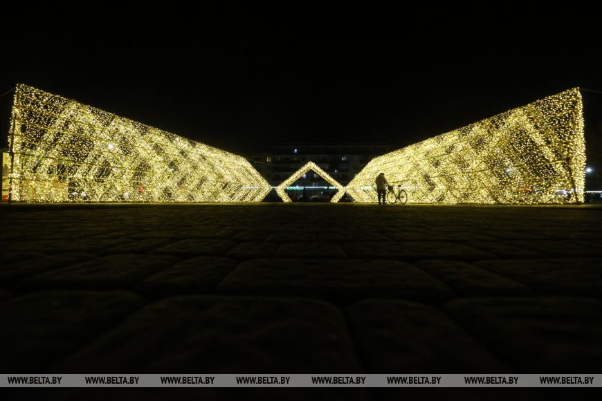 Светящаяся конструкция в Бресте.