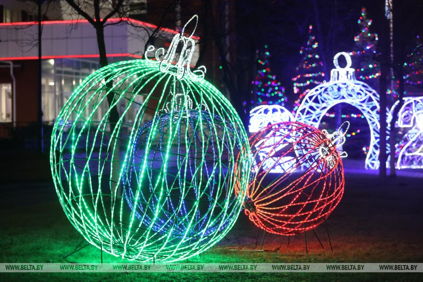 Светящиеся инсталляции в виде шаров в Бресте.