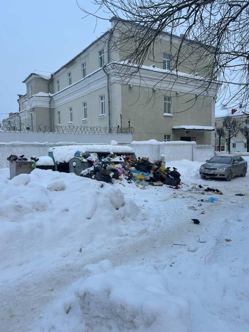 мусор возле контейнеров