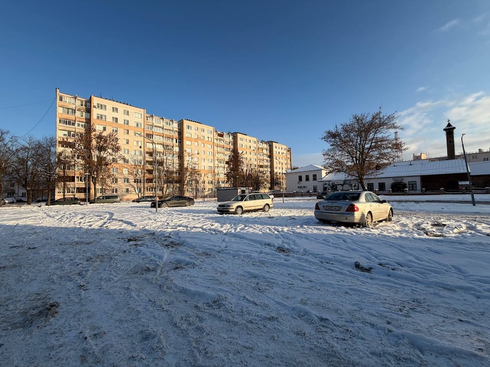 Парковка в Бресте возле ТЦ Дидас Персия