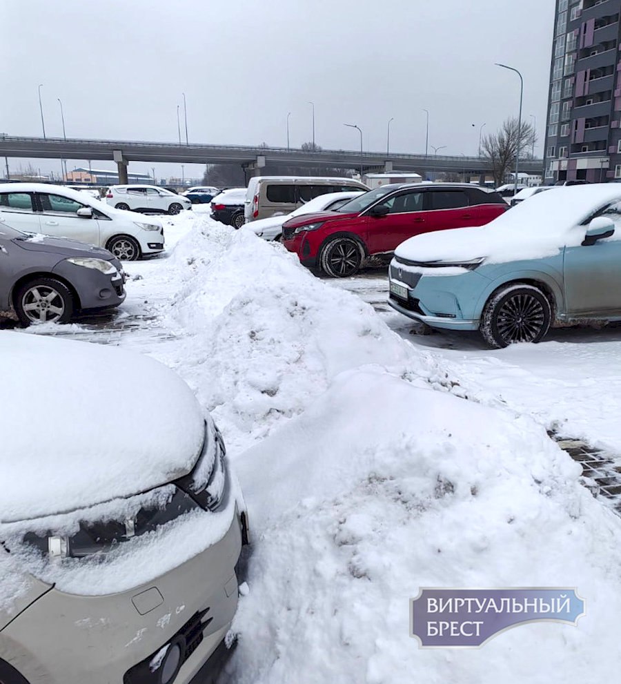 Парковка во дворе дома №15Г на улице Героев Обороны в Бресте.