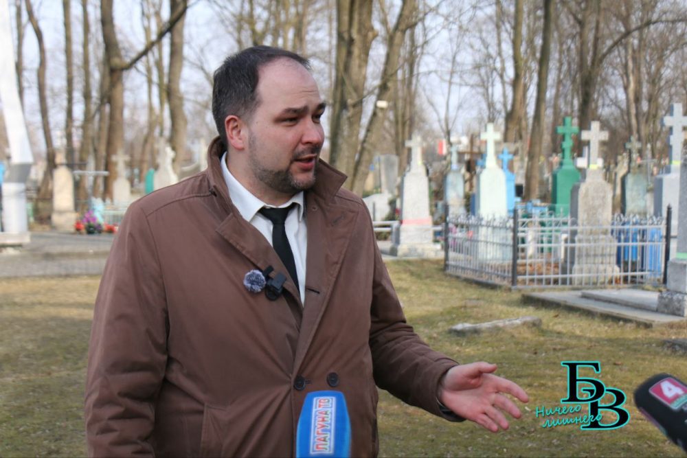 Гендиректор Брестского городского ЖКХ Андрей Гашев на Тришинском кладбище. 17 марта 2026 года