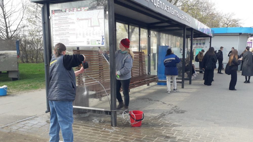 В Барановичах моют автобусные остановки