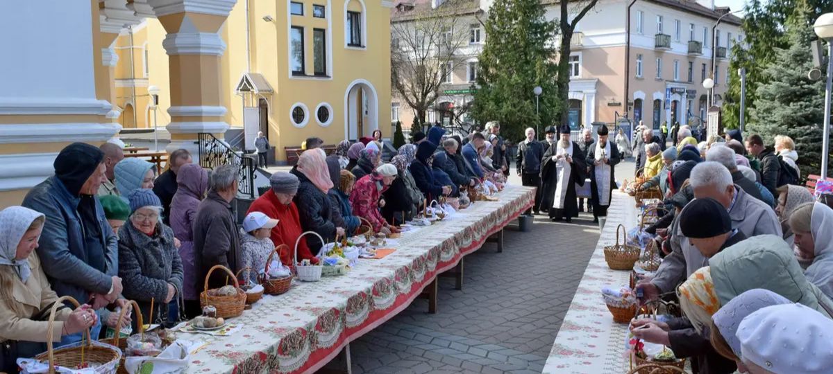 Освящение пасхальных корзинок на Пасху в Бресте