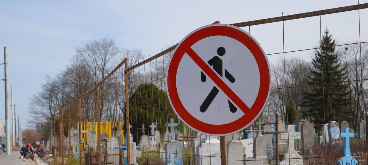 Установка нового забора на Тришинском кладбище в апреле 2026 года