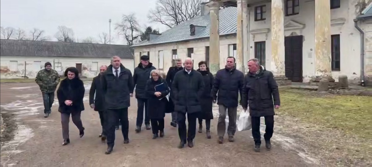 Брестские чиновники на территории дворца Потоцких в Высоком. Скриншот видео