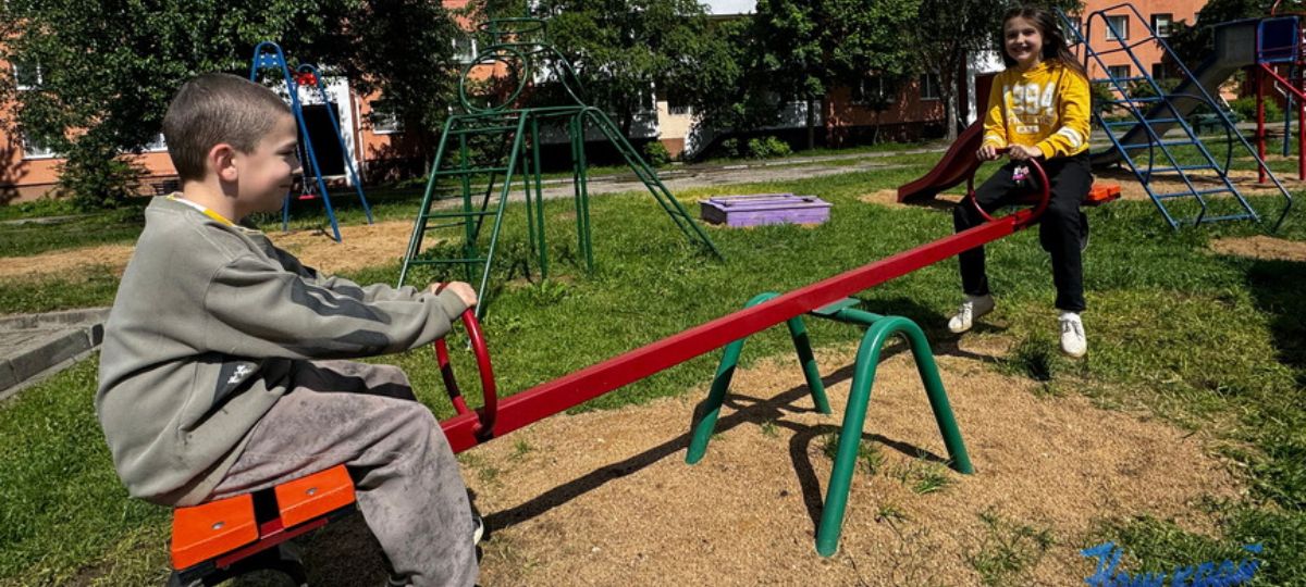 Дети катаются на новой детской площадке в Барановичах