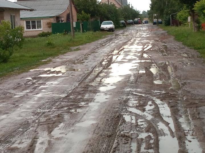 разбитый участок дороги смешанный с грязью 