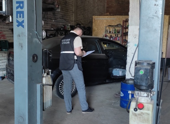 Налоговики проверяют нелегальную автомастерскую в Бресте. Фото: МНС Беларуси