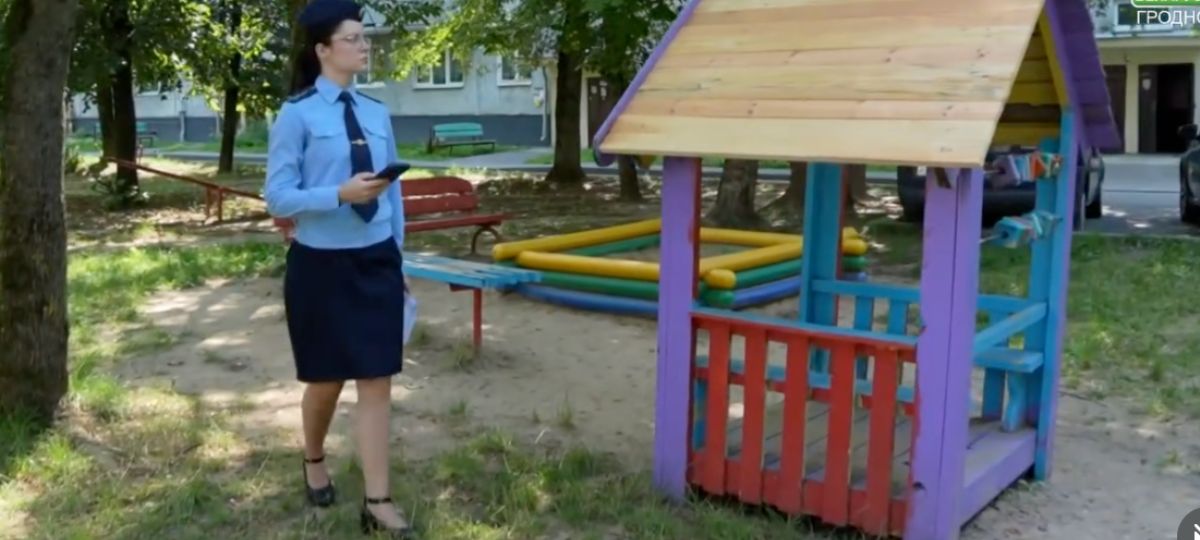 Прокурорша ходит по детской площадке