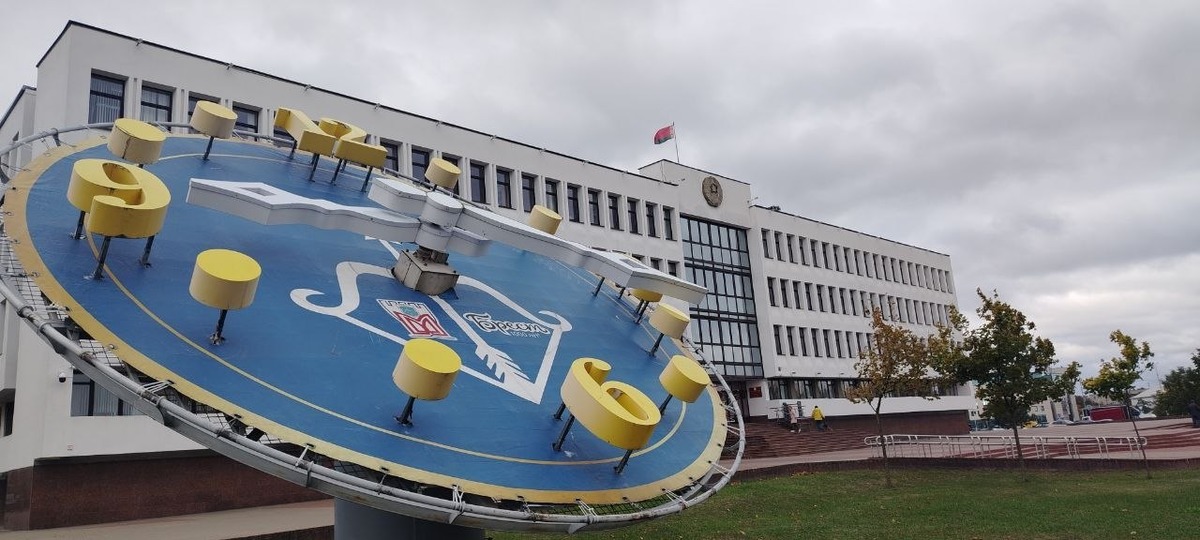 Часы у администрации Московского района Бреста. Фото: Брестский горисполком