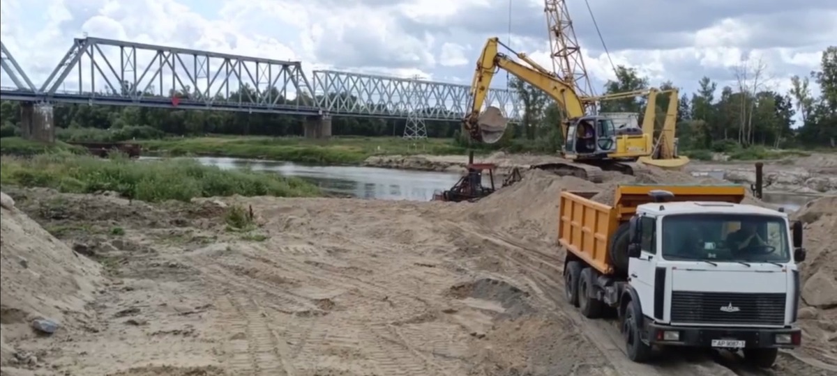 Строительство моста через Припять в Брестской области. Скриншот видео