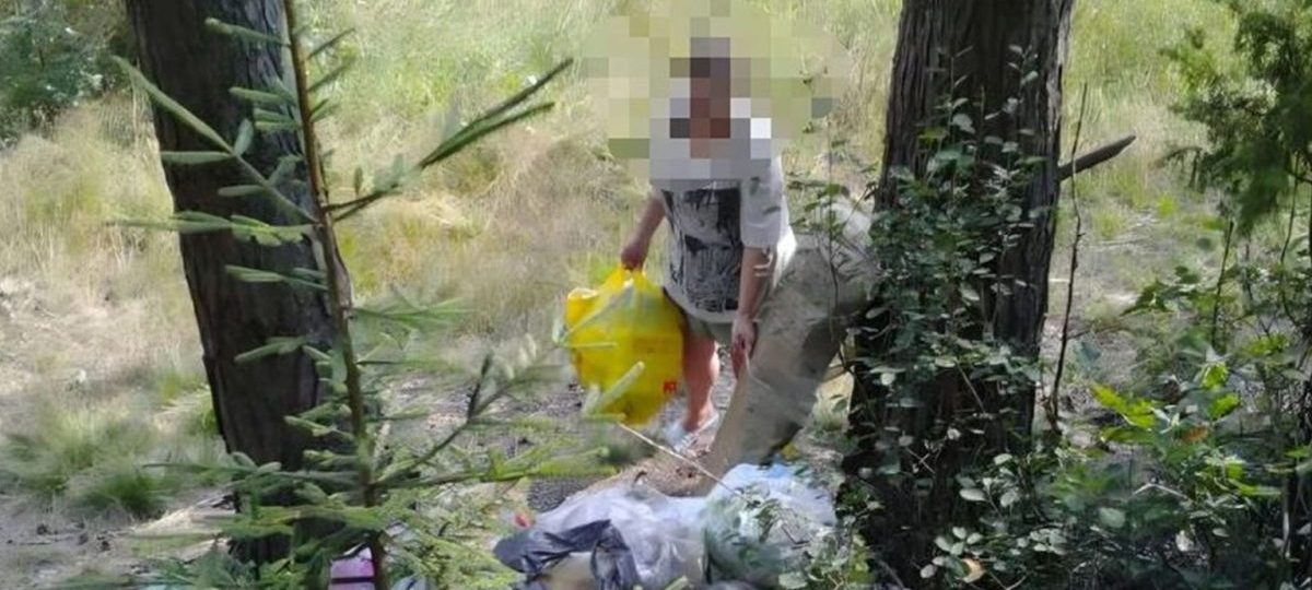 нарушительница которая выкинула мусор в лесу
