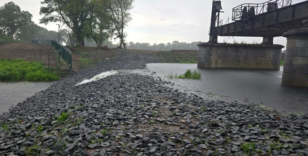 Перелив воды через насыпь у опор Бригитского моста в июле 2026 года. Фото из яндекс-карт